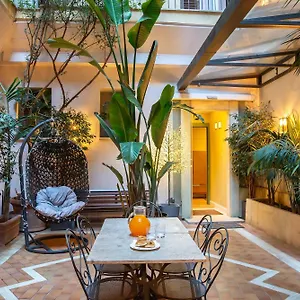 Otel White, Roma